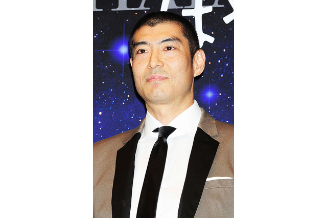 高嶋政宏、食へのこだわりを熱弁!寿司職人に握りたての寿司を「あーん」してもらう 画像