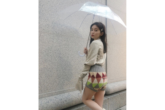 久間田琳加、ニットパンツ姿で美しいS字ライン見せる！ 画像