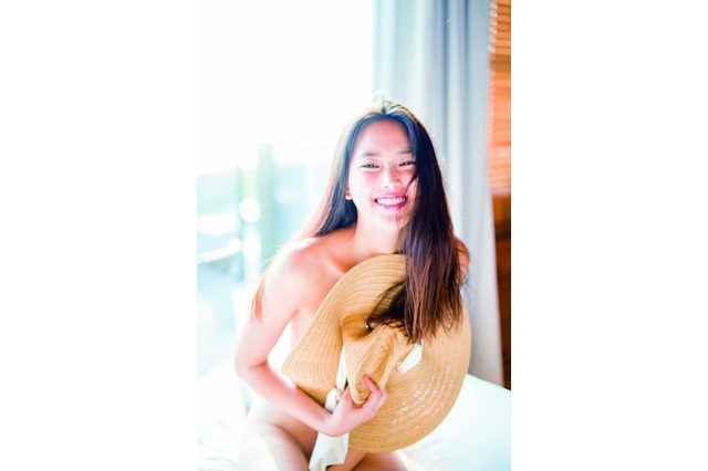 一糸纏わぬ姿を帽子で隠した大胆ショットも......テラハ出演の春花、1st写真集『DRIVE』発売中 画像