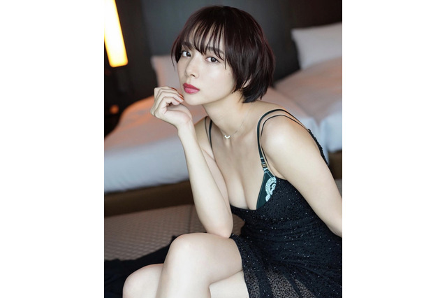 岡田紗佳、大胆カット満載の写真集が明日発売!SNSにアザーカット公開中 画像