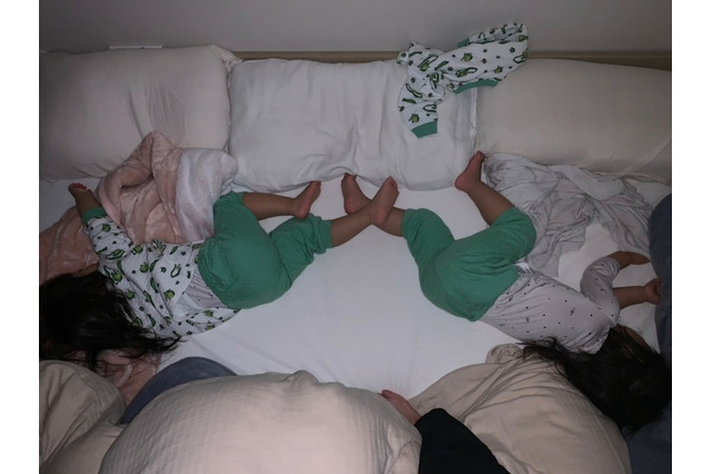 ノンスタ石田、かわいすぎる双子のシンクロ姿公開！「癒される」と反響 画像