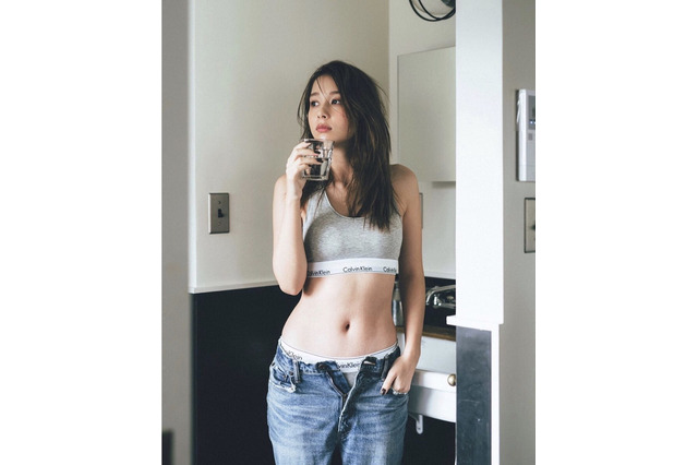 Niki、インスタで抜群のくびれ披露！「美しすぎる」と反響 画像