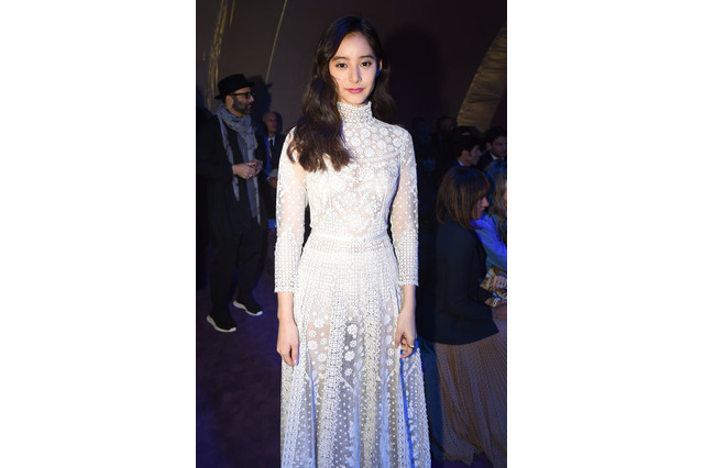 新木優子、透け感セクシーなワンピース姿披露!太陽に照らされ「神々しい」の声も! 画像