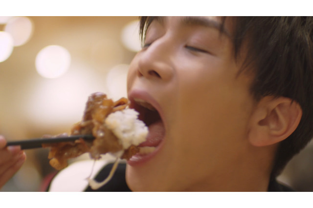 岩田剛典、吉野家新CMで豪快な食べっぷり＆至福の表情 画像