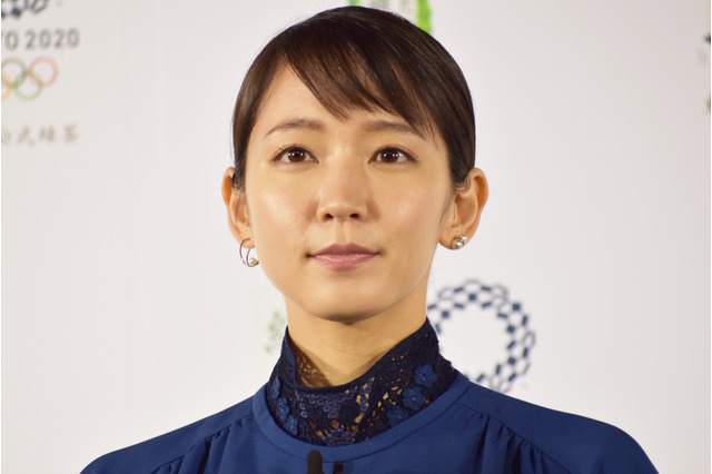 吉岡里帆、“小さいどんぎつね”とのほっこり2ショット公開！後ろ姿にファン「癒される～」 画像