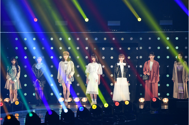 【TGC 2020】日向坂46・小坂菜緒は清楚ワンピ、齊藤京子は可愛すぎる困り顔を披露 画像