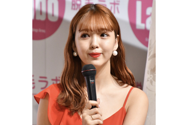 藤田ニコル、“ライバル”田中みな実に写真集を手渡し! 画像