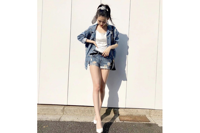 黒木麗奈、美脚際立つデニムコーデ公開!ファン「かっこいい~!!」「スタイル良すぎ」 画像
