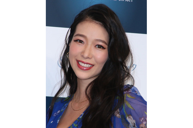紅蘭、インスタで愛娘を抱いての優雅なダンス!「可愛すぎる」「ずっと見てられる」 画像