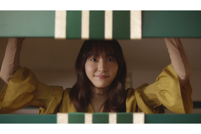 新垣結衣、新CMでギフトボックスからひょっこり! 画像