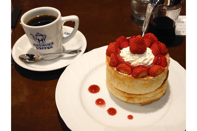 パンケーキの懐の深さを知る……星乃珈琲店「苺たっぷりスフレパンケーキ」 画像