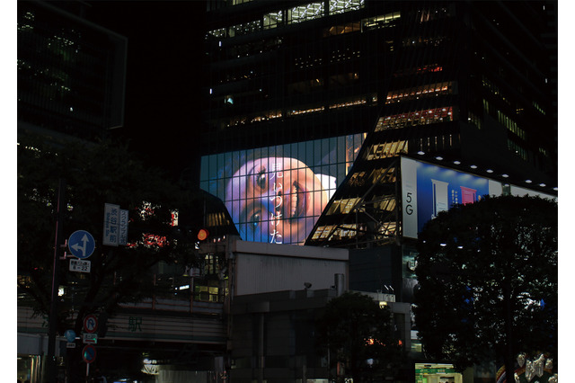 巨大な渡辺直美が物陰から「見ぃつけた」!渋谷に迫力の広告展開 画像