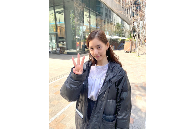 新木優子、“スリーピース”ショットで『スーツ2』放送再開をアピール！ 画像