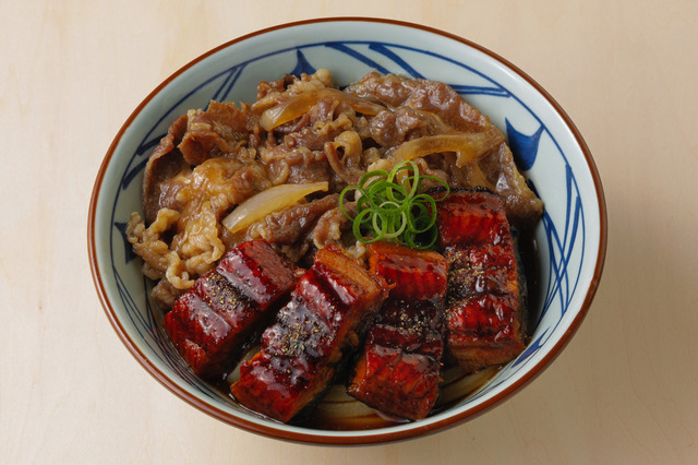 迫力満点！丸亀製麺「牛とうなぎのぶっかけうどん」期間限定販売 画像