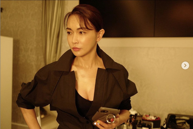 長谷川京子の胸元セクシーな衣装姿に「美しすぎ」の声! 画像