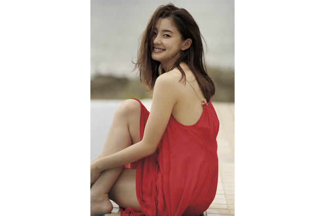 “奇跡の九頭身”朝比奈彩、2年ぶりの撮り下ろしグラビア！ 画像