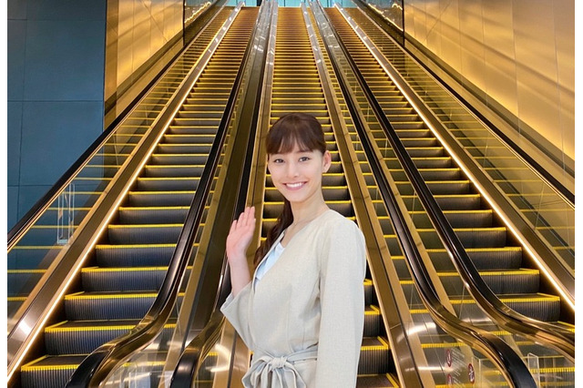 エスカレーターもお洒落なドラマセットに!美しすぎる新木優子のオフショット公開 画像