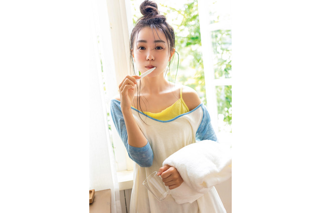 奈緒が休日に見せるリラックスモード……自然体の姿をグラビア撮影! 画像