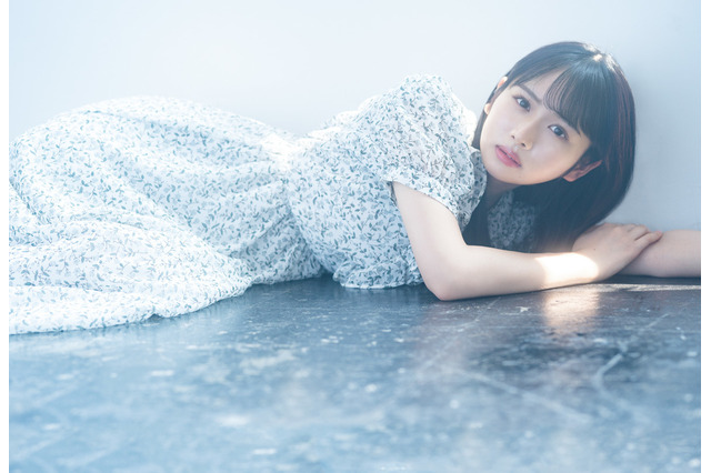 日向坂46・上村ひなの、“直球”正統派グラビアで新しい一面を披露！ 画像
