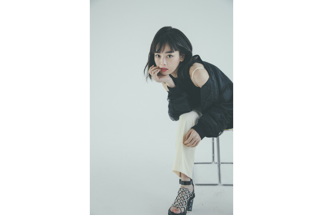 伊原六花、2021年カレンダー発売!多彩な表情、水着姿も収録 画像