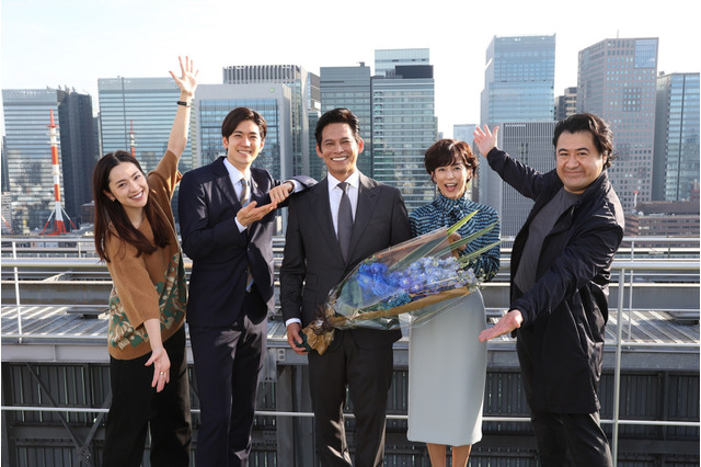 『SUITS／スーツ2』クランクアップで織田裕二「皆さんの頑張りのおかげ」 画像