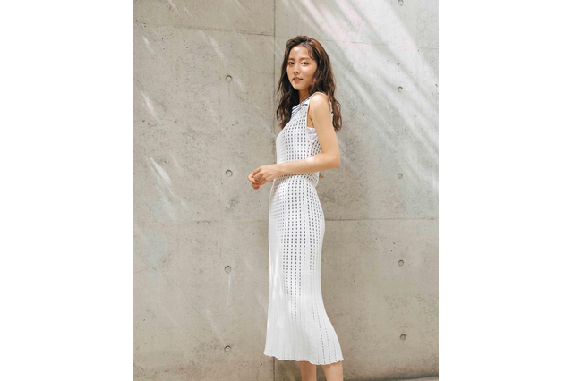 石川恋、雑誌『GINGER』初参加 白ニットワンピ姿公開 画像