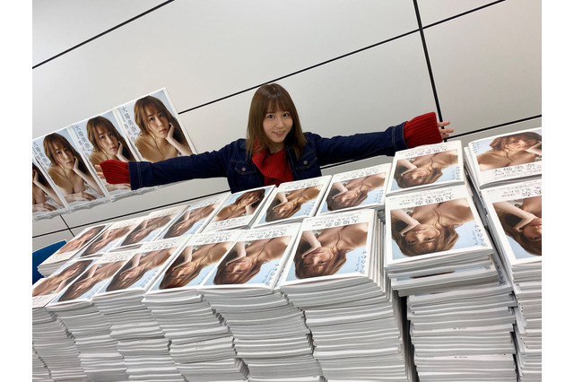 SKE48・大場美奈、生配信で1000冊の写真集にサイン!オンライン予約会を開催! 画像