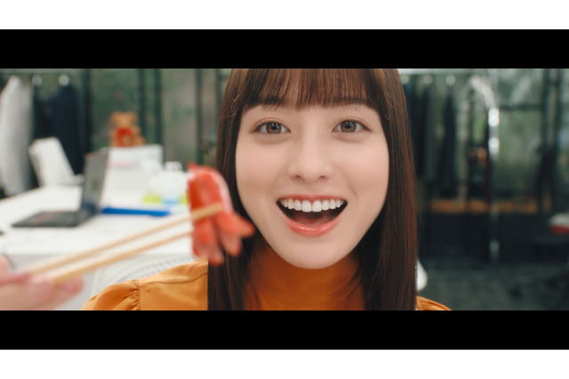 橋本環奈、職場でウィンナーを「あ～ん」！彼氏に寄り添いすぎる彼女演じる 画像