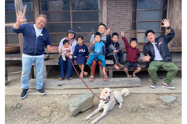 サンドウィッチマン、動物23匹＆7人の大家族を初訪問......『坂上どうぶつ王国 新春SP』 画像