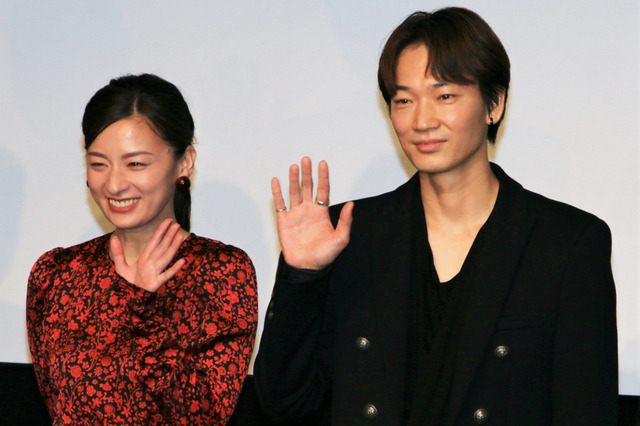 尾野真千子、綾野剛の成長ぶりに“上から目線”!「こいつさあ、でかくなったなあ」 画像