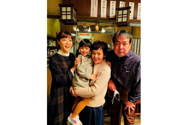 上野樹里・大竹しのぶ・加藤柚凪・平野眞監督の4ショットが初公開......『監察医 朝顔』 画像