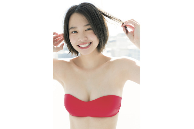 新田あゆな、表紙に初登場!妄想グラビアで制服、バイト姿、水着も披露! 画像