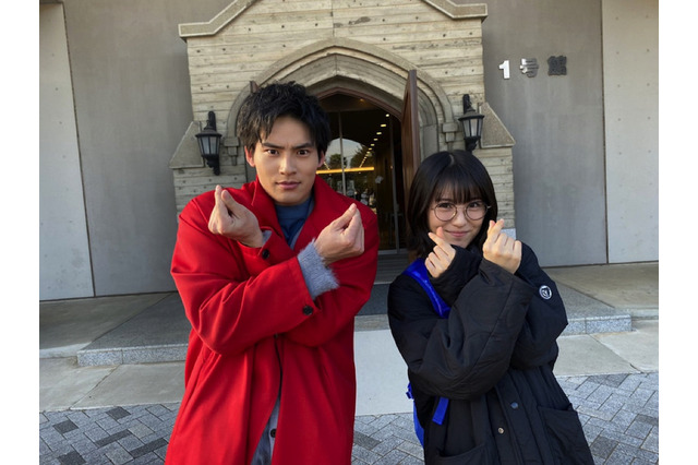 『ウチ彼』浜辺美波＆岡田健史の“きゅんです”ポーズに反響 画像