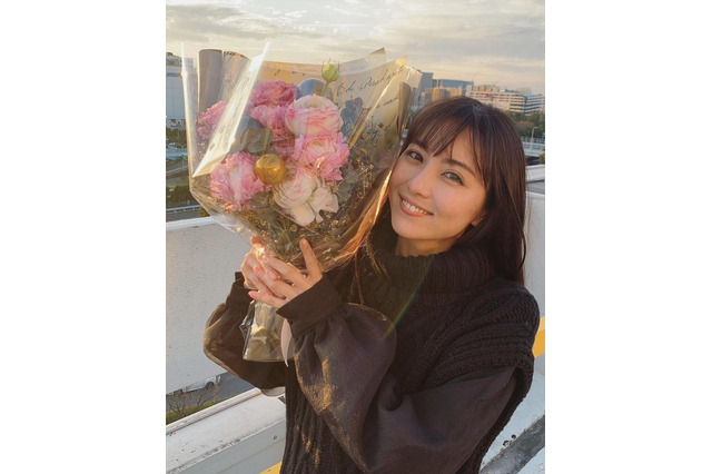石川恋、花束を手に満面の笑み!撮了報告の写真に「癒されます」「可愛すぎ」の声! 画像