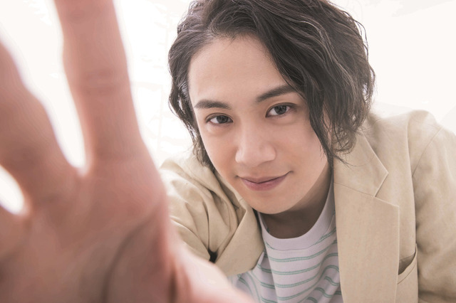 前川優希、新カレンダーで“小説家”や“サラリーマン”になりきり! 画像