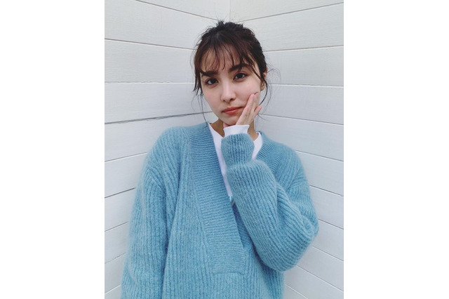 石川恋、ニット着こなすゆる~い私服コーデに「爽やかで素敵」「春カラーいいね!」 画像