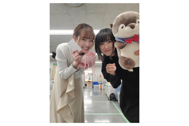 福原遥、「大好き」な浜辺美波との『ウチカレ』ツーショット!「このコンビ最高」「癒されます!」 画像