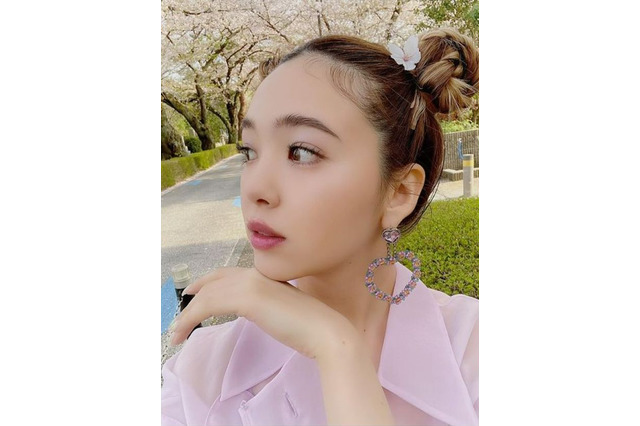 藤田ニコル、桜の花飾ったお団子ヘアカット公開！「可愛すぎる」と評判 画像