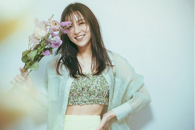 石川恋、腹筋チラリのSNSショットを一挙公開!「素敵」「セクシーかつカッコいい」 画像