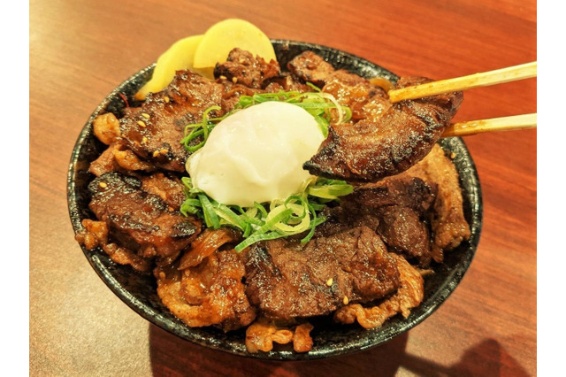 “焦がしハラミ”が香ばしい!「伝説のすた丼屋」から「特選W牛焼肉丼」が発売! 画像