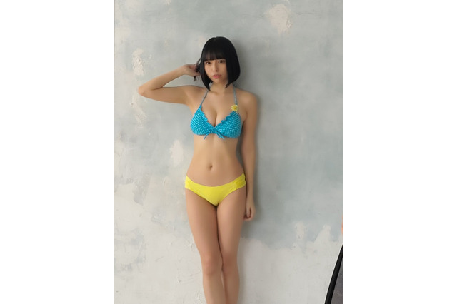 寺坂ユミ、人生初の表紙&巻頭グラビア!ビキニやミニスカ制服のオフショ公開! 画像