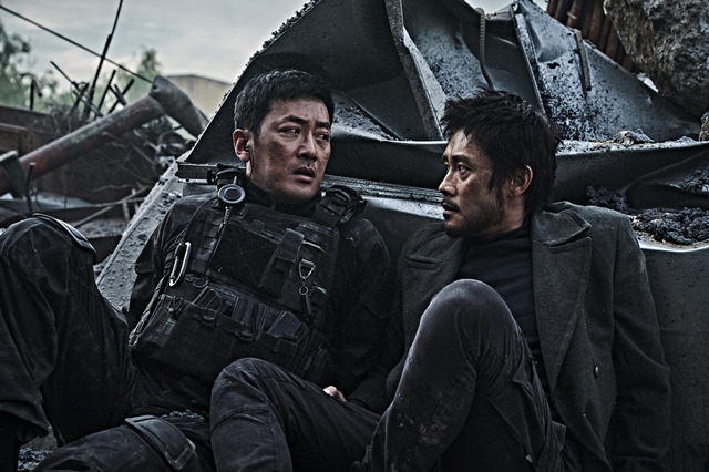 朝鮮半島が未曾有の事態に!イ・ビョンホン×ハ・ジョンウ×マ・ドンソク共演映画『白頭山大噴火』迫力の予告編解禁 画像