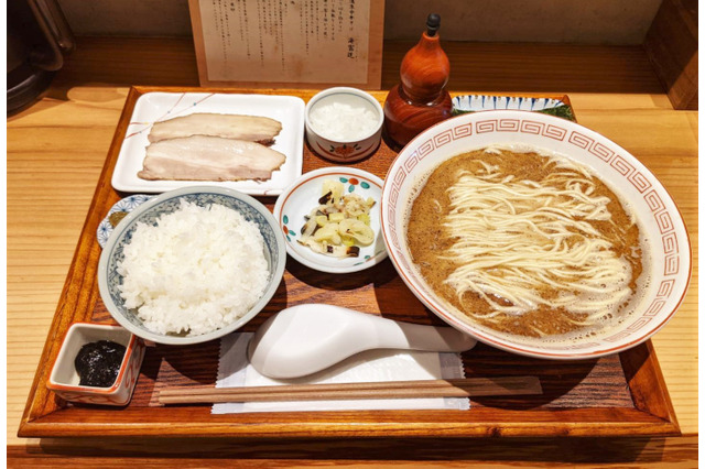 新ジャンルの“焼魚系ラーメン”「炭火焼濃厚中華そば 海富道」を実食レポ! 画像