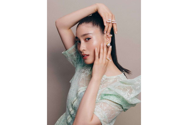 土屋太鳳、演出振付家・MIKIKOとコラボでバランスダンス!美脚披露の衣装も注目 画像