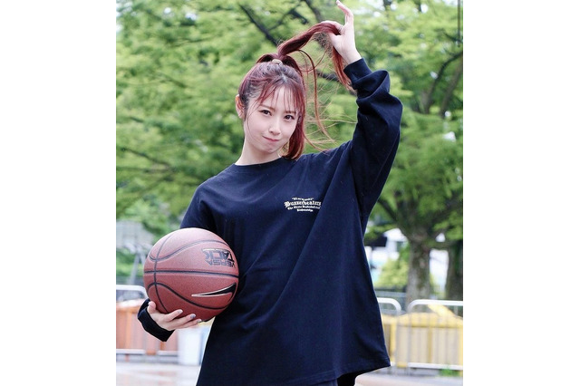 元SKE48・高柳明音がバスケ女子に！Tシャツ姿に萌えるファンも 画像