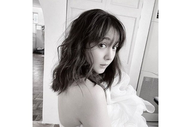 トリンドル玲奈、肩出しセクシーショット公開！「秘密の撮影なので……」 画像