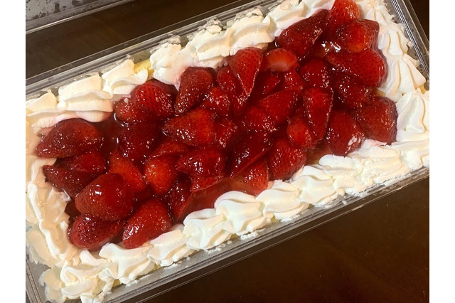 びっしり敷き詰められたイチゴが食欲をそそる!コストコの「ストロベリースコップケーキ」 画像