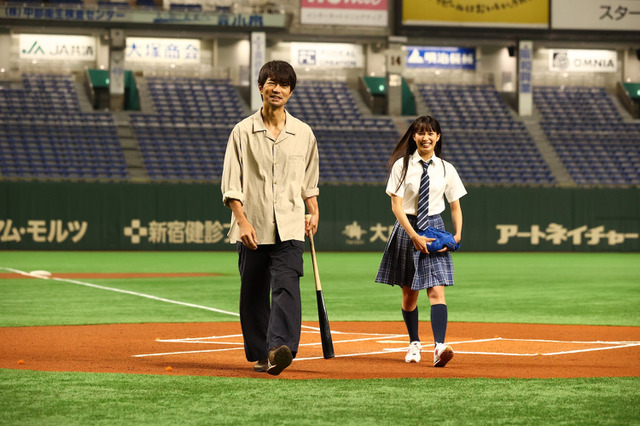関水渚＆仲村トオルが始球式に登場！7月スタート『八月は夜のバッティングセンターで。』W主演 画像