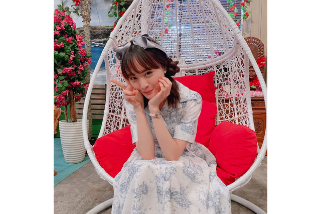 大友花恋、ロングワンピに大きなリボンの甘めコーデ!『イタイケに恋して』オフショット 画像