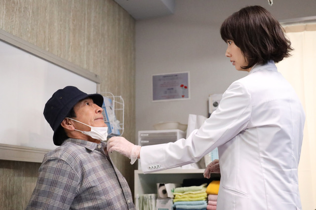 “美月”波瑠の父親登場！岸優太の部屋に居候することになり......『ナイト・ドクター』第2話 画像